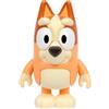 Bluey Chat Mates Bingo. Premere il naso di Bingo e ascoltare 10 delle sue frasi dallo spettacolo, questa figura si trova a 14 cm di altezza. Con braccia e gambe articolate