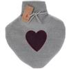 MIJOMA Borsa dell'acqua calda da 0,85 l, con rivestimento a maglia e motivo a cuore, a forma di cuore, 100% poliestere, calore benefico per pancia e anima, 26 x 22 cm (bianco)