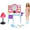 Barbie - Playset Salone di Bellezza Bambola Super Chioma, include 1 bambola con capelli lunghi cambia-colore, abito pied-de-poule e 15+ accessori per capelli, giocattolo per bambini, 3+ anni, HKV00