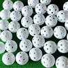 Adwikoso 50PC Palline da allenamento da golf in plastica da 42 mm Palline da golf per interni Attrezzature da allenamento all'aperto in cortile verde con 2 tee a palline da golf (50 pezzi bianchi)..