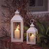 Lights4fun Set di 2 Lanterne in Metallo Bianco con Candele LED TruGlow® con Fiamma Oscillante a Batteria con Timer, per Interni ed Esterni, Arredo Giardino, 40 e 26cm