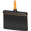 Fiskars OneClick Scopa, Robusta Testina per Sporco Grossolano e Foglie, Sostituzione Facile con un Solo Clic, Setole più Lunghe, Nero/Arancione, 1080699