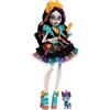 Monster High - Skelita Calaveras, bambola in coloratissimo abito in papel picado con cagnolina Candelita e 7 accessori inclusi tra cui blocco da disegno, snack e borsa Messenger, 4+ anni, JHK34
