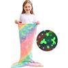 softan Coperta a forma di coda di sirena che si illumina al buio, regalo per ragazze, in morbido pile di flanella con motivo arcobaleno sfumato a squame di pesce, 100 x 43 cm