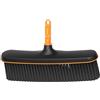 Fiskars OneClick Scopa Sottile, Accessorio per Terrazze con Setole Morbide, Cambio Facile con un Solo Clic, Per Decking in Legno e Pavimenti in Cemento, Nero/Arancione, 1080700