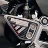 Resin Bike Adesivi Moto Compatibile con CF Moto 675 SR-R 2025-2026. Protezione Grip Moto Battitacco da Urti e Graffi. Coppia di Adesivi 3D Resinati Made in Italy