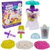 Kinetic Sand, Set dei Frullati Golosi, con 396 g di Sabbia da Gioco, Attrezzi e Formina Ghiacciolo, Cibo Giocattolo, Giocattoli Artistici per Bambine e Bambini, 5+ Anni