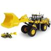 Universal Hobbies KOMATSU WA600-8 1:50