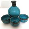 Set di sake in ceramica blu turchese. Una bottiglia di sake, tre tazze da tè.