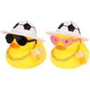 Fukaisu 2 Pz Anatra di Gomma Cruscotto, Accessori per Auto con Anatra di Gomma con Cappello da Calcio, Boccale Birra, Collana e Occhiali da Sole Divertente e Fantastica per Auto Ufficio (2 Stili)