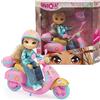 Giochi Preziosi UNIQUE EYES - Fun Ride Rebecca look da viaggio, con scooter casco e bauletto personalizzabili con gli stickers inclusi nel bauletto, per bambine a partire dai 3 anni