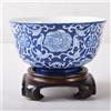 Realizzato nell'era Qianlong della grande ciotola di fiori blu Qing China con...