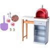 Barbie Set di Arredamenti da Esterno, con Forno di Mattoni, Oltre alla Pizza e Tutto Il Necessario per Il Servizio, Bambola Non Inclusa, Giocattolo per Bambini 3 + Anni, FXG39