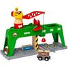 BRIO Terminale di carico ferroviario BRIO World 33996 - Con gru mobile per il trasferimento di merci su rotaia, strada e nave - Consigliato per bambini dai 3 anni in su