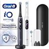 Oral-B Spazzolino Elettrico Ricaricabile iO 8N, Sensore di Pressione, Display Interattivo, Intelligenza Artificiale, 6 Modalità 3 Testine 2 Spazzolini,1 Custodia da Viaggio, Nero e Bianco, Idea Regalo
