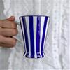 City to Cottage® Tazza da Caffellatte, Caffè Americano e Tè con Ampio Manico | Realizzata e Dipinta a Mano in Ceramica | Fantasia a Righe Blu Scuro | Idea Regalo