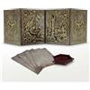 DOJA Barcelona Schermo Dungeon Master con Vassoio per Dadi DOJA Hobbies, DM Screen DnD Pieghevole 4 Pannelli in Pelle Sintetica Dorata con Tasche Personalizzabili, Accessori Dungeons & Dragons Gioco di Ruolo