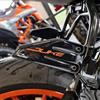 Resin Bike Adesivi Moto Compatibile con KTM Duke 125 200/250/390 2017-2023. Protezione Grip Moto Battitacco Antigraffio e Antiurto. Coppia di Adesivi 3D Resinati Made in Italy