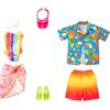Barbie Barbie & Ken Fashion Pack HJT39 - Set di 2 abiti per bambola, costume da bagno + cintura e pantaloncini da bagno + camicia con bottoni Ken