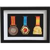 WANLIAN Scatola per medaglie in legno massello, espositore in legno per medaglie e badge d'onore, contenitore per medaglie di maratona, tre medaglie in una cornice nera, cornice 3D profonda per esporre