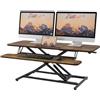 ERGOMAKER Convertitore da scrivania in piedi, 106 cm, regolabile in altezza, con ampio vassoio per tastiera, alzata per scrivania per doppio monitor, marrone rustico