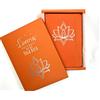 Loveria Taccuino Yoga A5-192 pagine, rigatura a pois, con 2 segnalibri, portapenne, 3 mollette di carta | Fiore di loto goffrato, carta di alta qualità 120 GSM, 5 mm, colore: arancione