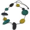 Avalaya, collana lunga con perline in legno geometriche di colore verde acqua, blu scuro e verde oliva, cordino nero. Effetto lavato. Lunga 100 cm/Regolabile