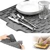 OTTOOPPXIN 2 Pezzi Tappetino Scolapiatti in Silicone, 26 x 32cm Tappetino Scolapiatti Deviatore D'acqua Inclinato, Grigio Chiaro Scolapiatti Gocciolatoio Resistente Al Calore per Acqua, Lavello
