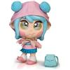 Trotties - Mia, bambola Trottie da Tokyo, bambola della serie di cartoni animati, bambola con accessori: uno zaino e una mappa, per bambine e bambini dai 3 anni, Famosa (TFT01000)