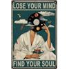 SUPERDANT Insegna Metallica Vintage Perdi La Tua Mente Trova La Tua Anima Con Figure in Accappatoio Che Bevono Cocktail Poster da Parete Artistico per Bar Bagno Pub Caffè Decor Rettangolare 30x20cm