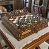 Senza marchio Antico set di scacchi fatti a mano - pezzi medievali in bronzo e tavola intar...