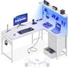 Coleshome Scrivania Gaming con LED, 130 x 100 cm Reversibile Tavolo Gaming con Cassetti e Prese, Scrivania Angolare con Ripiani e spazio di archiviazione, Bianco
