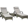 Outsunny Set con 2 lettini prendisole altamente confortevoli: materasso, poggiatesta, posizioni multiple regolabili, braccioli, ruote + tavolino in vetro temperato intreccio in resina di rattan grigio | Aosom Italy