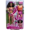 Barbie - Set bambola con tavola da surf e cagnolino, Barbie snodata con capelli castani, telo mare, stereo e tanti accessori da spiaggia, giocattolo per bambini, 3+ anni, HPL69