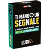 LUDIC - Party Cards Ti Mando un Segnale - Il Gioco degli Indizi e dei Titoli Enigmatici | Gioco di Carte di Pensiero Laterale con Segnali Stradali, Giochi di Società 12-99 Anni, per Ragazzi e Adulti