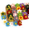 Blausky 50 pezzi piccoli fiori lavorati a maglia, fiore in filato, mini toppe ricamate, applicazioni per cucito, jeans, giacche, zaini, scarpe, 4 x 4 cm, colori assortiti