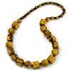 Avalaya Collana lunga in stile grosso con perline di legno a forma di cubo e sfere, colore giallo senape/nero, lunghezza 76 cm
