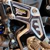 Resin Bike Adesivi Moto Compatibile con Yamaha Tenere 700 World Raid 2022-2025. Protezione Grip Moto Battitacco Pedana Antigraffio e Antiurto. Coppia di Adesivi 3D Resinati Made in Italy