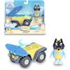 BlueY Giochi Preziosi - Il Quad Da Spiaggia Visto Nella Serie Bluey Con Papà Bandit Articolato Da 7,5 Cm, Con Tavola Da Surf E Tanti Accessori, Per Bambini A Partire Dai 3 Anni