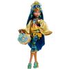 Monster High - Cleo de Nile Monster Fest, bambola con outfit glamour e accessori a tema festival musicale inclusi, spuntini, poster della band e borsa, giocattolo per bambini, 4+ anni, HXH81, blu