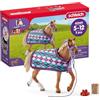schleich HORSE CLUB | Purosangue inglese con coperta alla moda 42360 | set con cavallo, coperta, corda, cibo e mele | regalo per bambine e bambini | giocattolo dai 5 anni in su | set da 4 pezzi