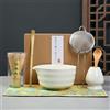 hicoosee Set Matcha da 7 Pezzi in Stile Giapponese - Kit per la Cerimonia del Tè con Frusta in Bambù, Ciotola da 500ml, Cucchiai, Setaccio, Supporto per Frusta e Panno - Accessori Completi per Matcha (Bianco)