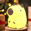 AUAUY Luce Notturna Capybara, Luce Notturna Silicone Animale, 7 Colori, 2 Modalità di Illuminazione, Lampada da Comodino Touch Ricaricabile Tramite USB per Regali, Decorazione Desktop