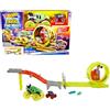 Hot Wheels Monster Trucks - Sfida, Carica e Insegui, set pista con 2 truck in scala 1:64 Skelesaurus oversize e Bone Shaker e 2 auto schiacciate inclusi, giocattolo per bambini, 4+ anni, HYT07