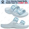 Crocs Sandali Crocs Saturday con fibbia smaltata Vapor Ice 212867-5EA taglia unisex