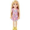 Barbie Chelsea Bambola con Capelli Lunghi biondi e Occhi Blu che indossa un abito rimovibile con fiori viola e scarpe gialle