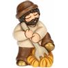 THUN, Uomo con Forcone e Fieno in Ceramica di Alta Qualità, Collezione Presepe Classico, Statuine per Presepe di Natale da Collezione, 5,2 x 4,3 x 7,9 cm
