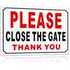 SINMAO Cartello con scritta Please Close The Gate, 25 x 18 cm, con fori preforati, riflettente, impermeabile, antiruggine e protezione UV, per esterni, colore argento, 1 pezzo