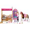 Barbie - Stalla Ultimate Stable, set con 6 aree di gioco, bambola, cavallo e 25