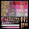 Tastetreasure Kit da 6000+ pezzi di charm e gemme per nail art, set di 28 griglie di rhinestone 3D per unghie con fiocchi, farfalle e fiori, kit professionale per decorazione con penna raccoglitrice e